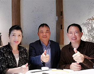 標(biāo)王機(jī)房監(jiān)控薛東山與單仁資訊集團(tuán)單仁博士、賈鹛院長合照