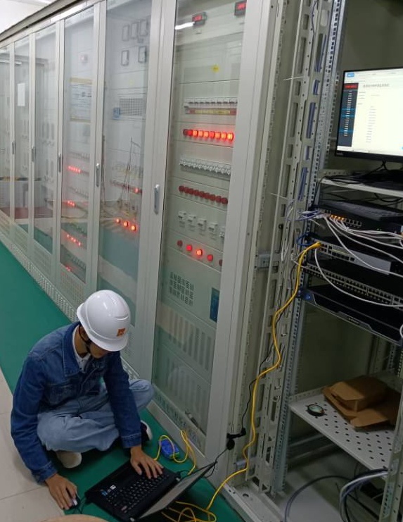 技術人員調試現(xiàn)場